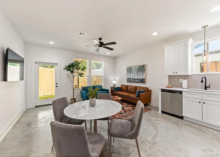 The Mardi Gras House For Groups Holiday home Lafayette
